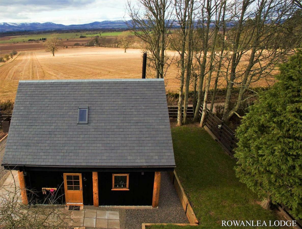 Rowanlea Lodge With Hot Tub Marykirk Exterior photo