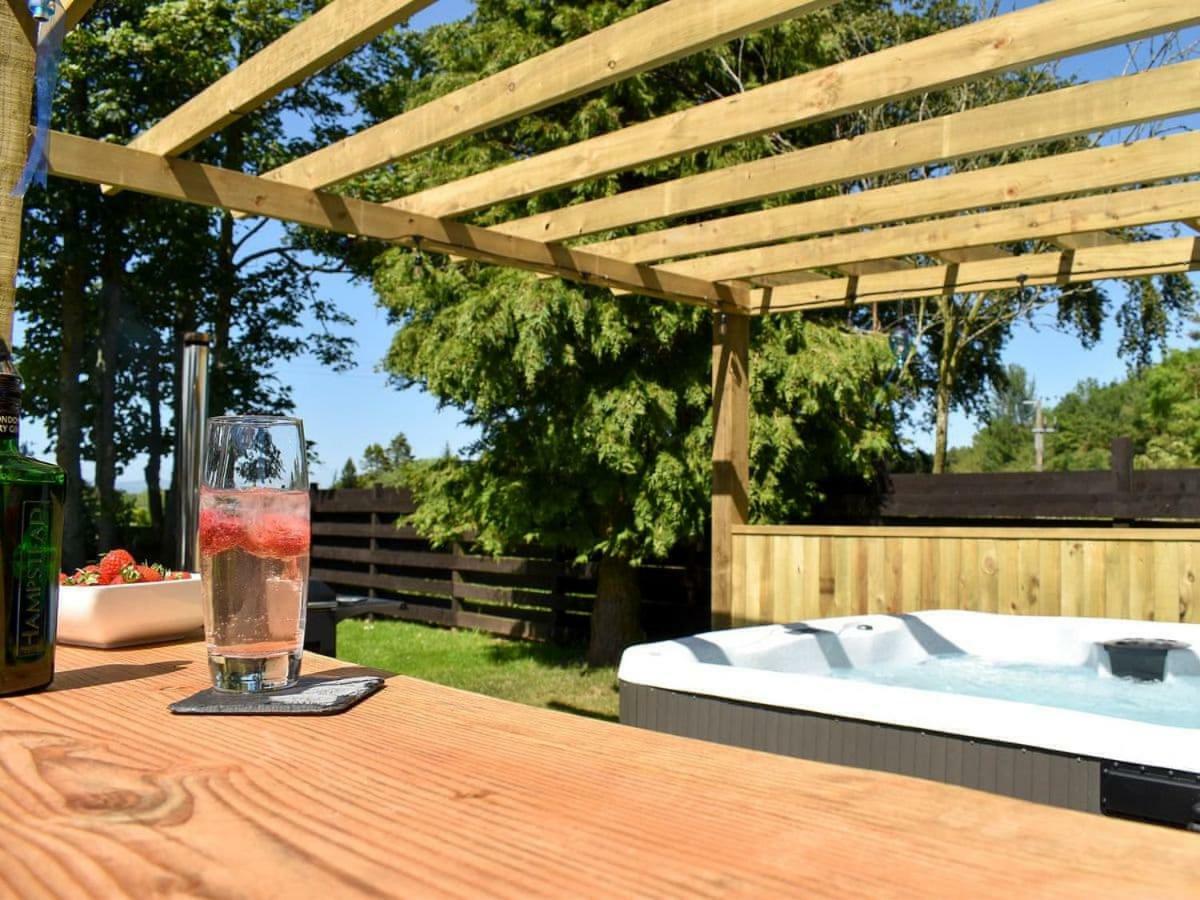 Rowanlea Lodge With Hot Tub Marykirk Exterior photo